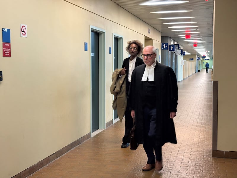 Le chanteur K’naan, Keinaan Abdi Warsame de son vrai nom, et son avocat, Me Giuseppe Battista, au palais de justice de Québec pour recevoir son verdict dans le cadre d’une accusation d’agression sexuelle, le mercredi 9 septembre 2026.