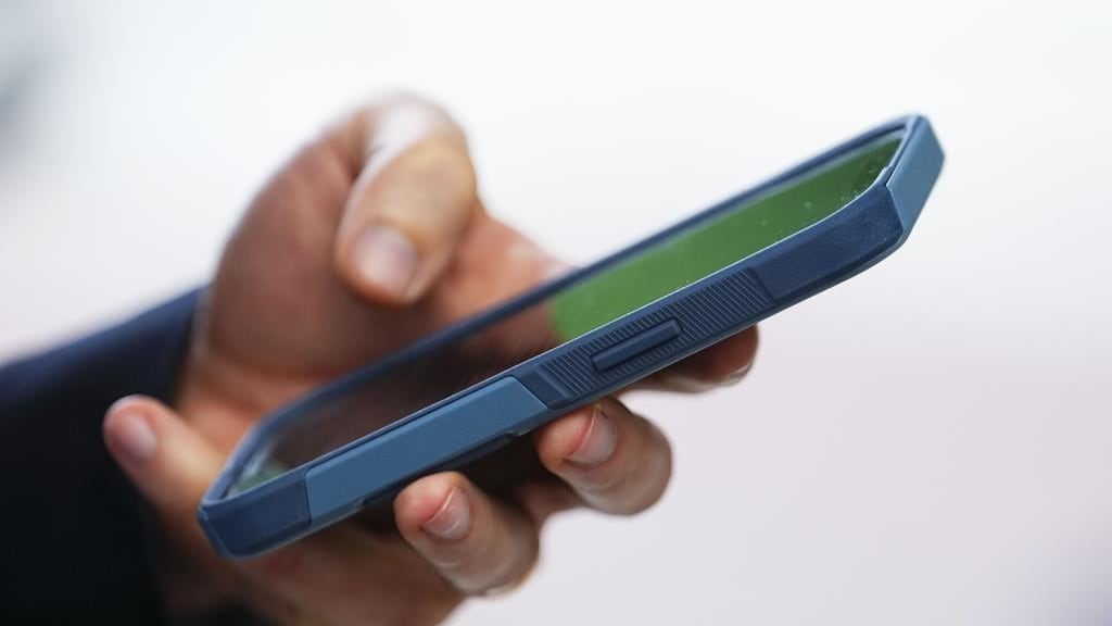 Une personne utilise un téléphone cellulaire à Ottawa le 18 juillet 2022.