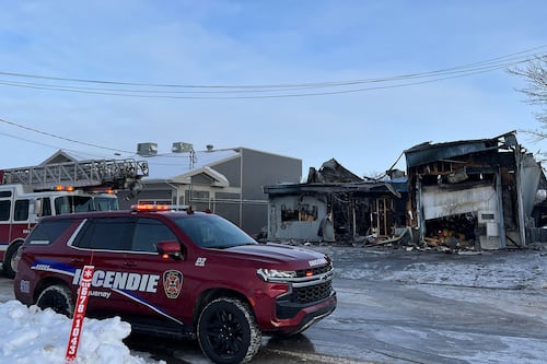 Important incendie dans un bâtiment commercial de Laterrière