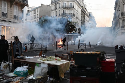 Violences en France: des couvre-feux imposés