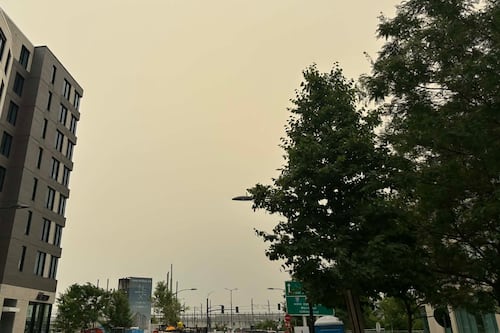 La fumée des feux de forêt jaunit le ciel du Québec