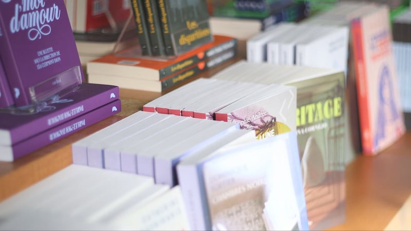 Si plusieurs librairies rendent encore disponible le livre C’était ça ou mourir de Thélyson Orélien, il n'a toutefois plus sa place dans les palmarès ou les coups de cœur.