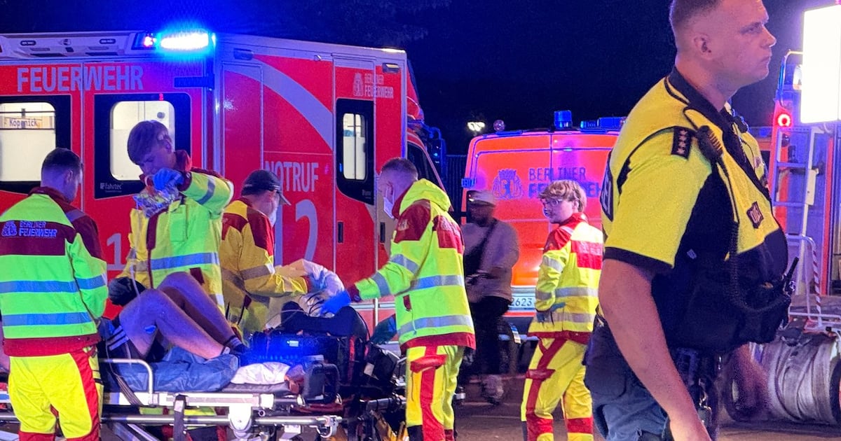 Photo: Noovo Des secouristes soignent un blessé gisant sur une civière après qu'une voiture eut foncé sur la foule au défilé LBGTQ+ de
