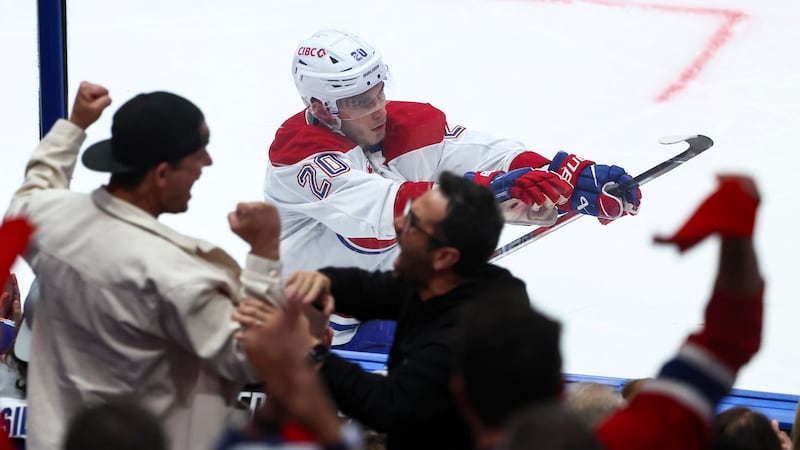 Un tour du chapeau de Slafkovsky offre la victoire aux Canadiens