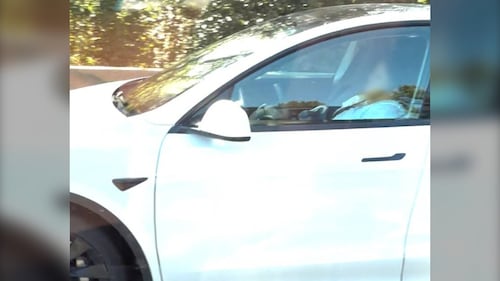 Endormie au volant? Une conductrice de Tesla aurait reçu une amende de 368$