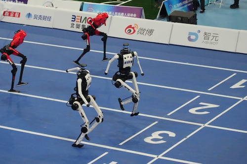 Un robot bat encore le record du 100 mètres, lors d'un concours de robots en Chine
