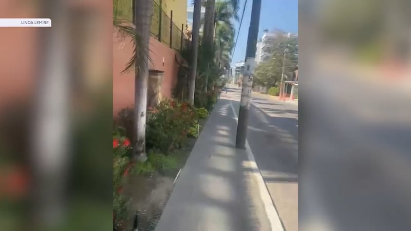 Image d'une rue déserte à Puerto Vallarta, 22 février 2026.
