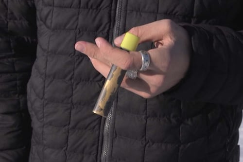 Vapotage aromatisé: trop facile de se procurer des saveurs au Québec, clament des jeunes