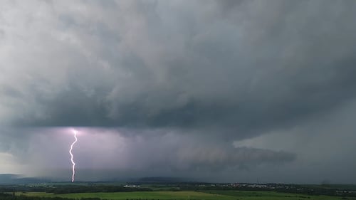 Orages au Québec: plusieurs foyers privés de courant