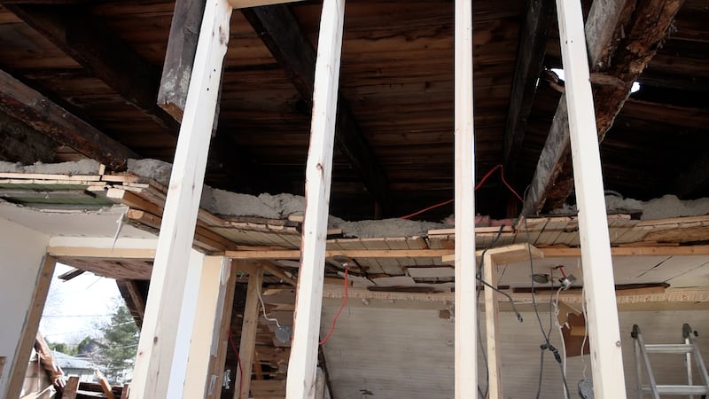 «Plus qu’on arrache, plus qu’on se rend compte qu’on arrache juste une petite partie de la pièce, mais que c’est toute la pièce qui tombe», a imagé Rock Brousseau Durand parlant des problèmes de sa maison.