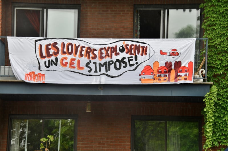 Des organismes et des militants dénoncent les hausses de loyers au Québec et plaident pour un plafonnement des hausses.