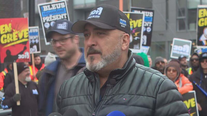 Jean-Pierre Lauzon, président du Syndicat des Cols bleus regroupés de Montréal - SCFP, parle aux journalistes dans le cadre de la grève des cols bleus de la Ville de Montréal, mercredi 15 avril 2026.