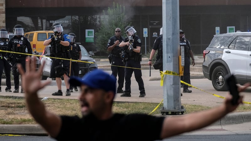 Un agent de l’ICE tire sur un homme et le blesse à Austin, au Texas