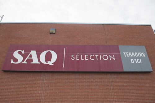 «Fausse route»: la SAQ revient sur sa décision de mettre fin à la distribution gratuite de boîtes en carton
