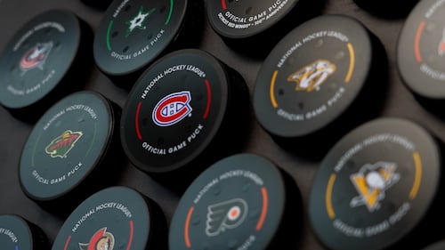 «Le secret le mieux gardé du Québec»: l’entreprise derrière la fabrication des rondelles de la LNH