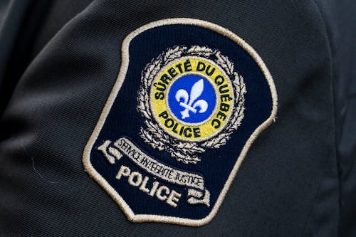 Coincé sous des tuyaux métalliques: un travailleur perd la vie en Estrie