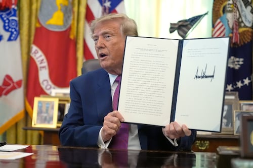 Lac Ontario ou «lac Amérique»? Trump signe un décret, Carney réplique