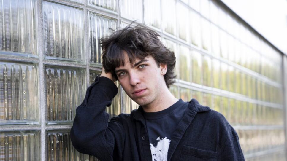 Joshua Bujold, un étudiant en psychologie âgé de 17 ans, photographié devant le Collège Dawson, à Montréal, le mercredi 1er octobre 2025.
