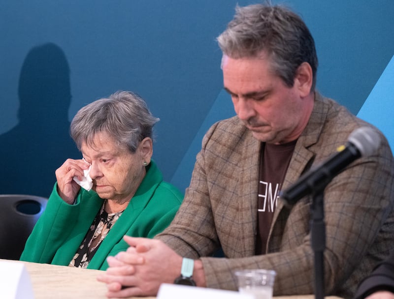 Lise Blais, veuve du plaignant Jean-Yves Blais, s’essuie les yeux sous le regard de son fils Martin, lors d’une conférence de presse tenue le vendredi 18 octobre 2024 à Montréal. Les fabricants de tabac ont proposé de verser près de 25 milliards de dollars en indemnités aux fumeurs et à leurs proches.
