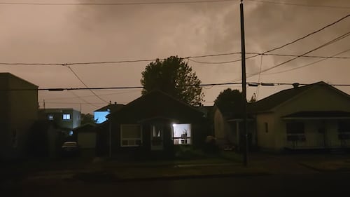 Orages violents et de tornades: une ville plongée dans le noir en plein jour