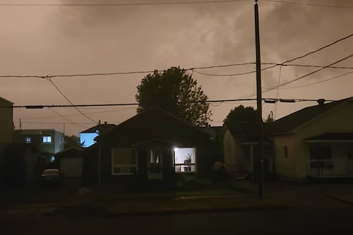 Orages violents et de tornades: une ville plongée dans le noir en plein jour