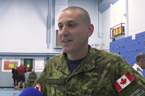 Des militaires canadiens s’envolent vers la Roumanie