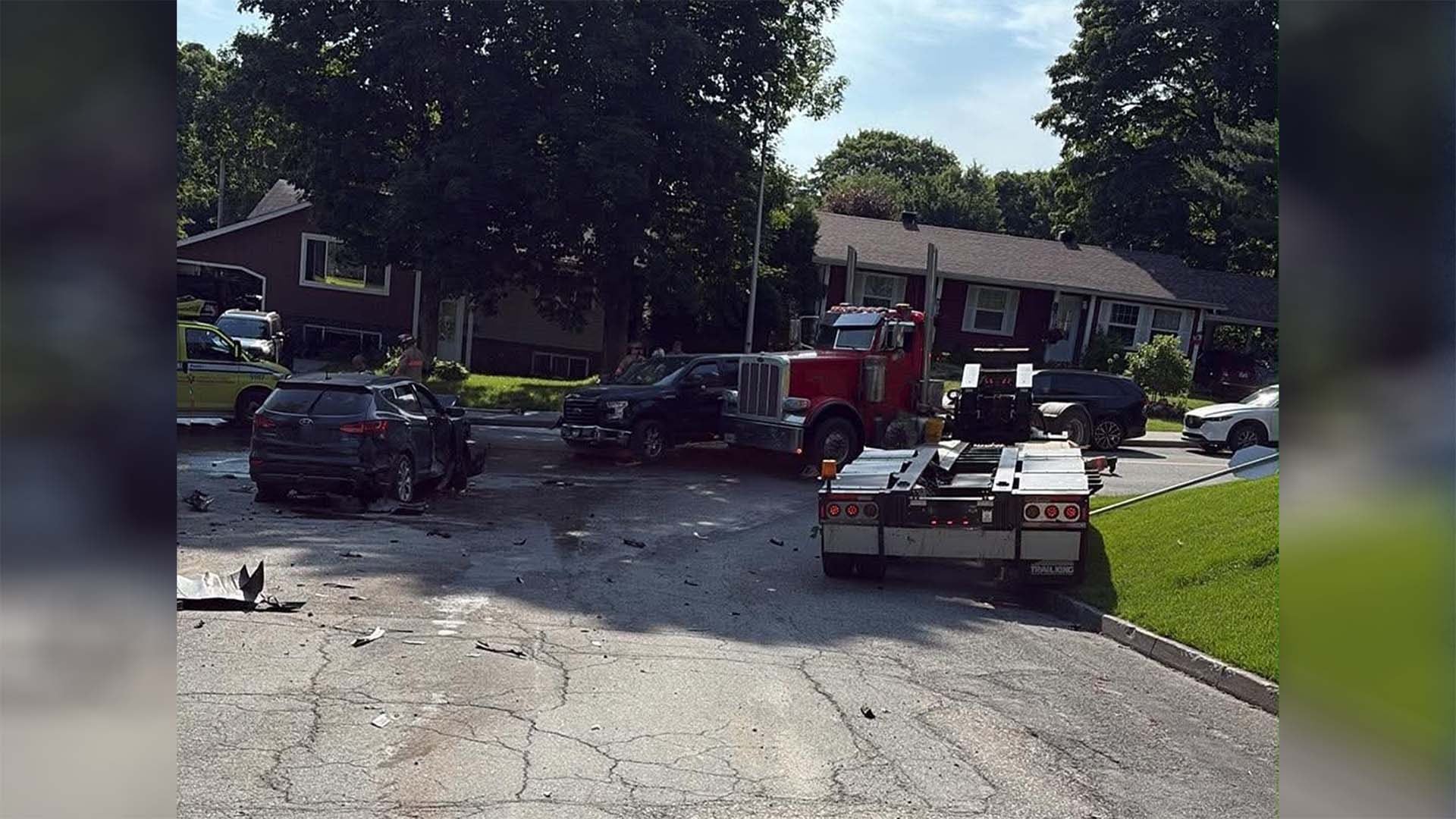Le conducteur d’un camion lourd a été blessé lundi matin - 6 juillet 2026 - à Sherbrooke alors que son véhicule a dévalé une pente sans personne derrière le volant.
