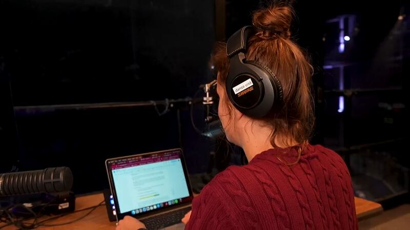 Maud Mazo-Rothenbühler, directrice de l’audiodescription à Danse Cité, prends place là où aura lieu l'audiodescription du spectacle spectacle Kintsugi de la compagnie Machine de cirque à la TOHU, février 2026.