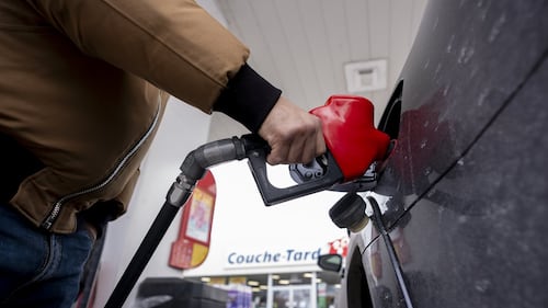 La suspension de la taxe d'accise fédérale sur l'essence entre en vigueur