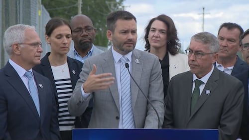 Fini le «bar ouvert aux multinationales étrangères» sous un gouvernement du PQ, promet St-Pierre Plamondon