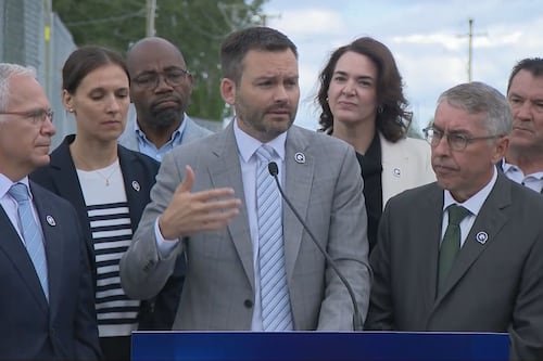 Fini le «bar ouvert aux multinationales étrangères» sous un gouvernement du PQ, promet St-Pierre Plamondon