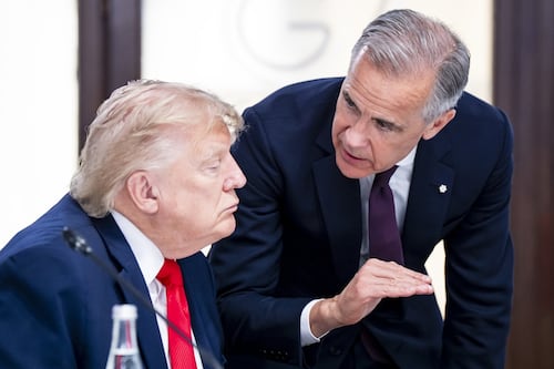 Nouveaux tarifs américains: Carney et Trump veulent intensifier les négociations