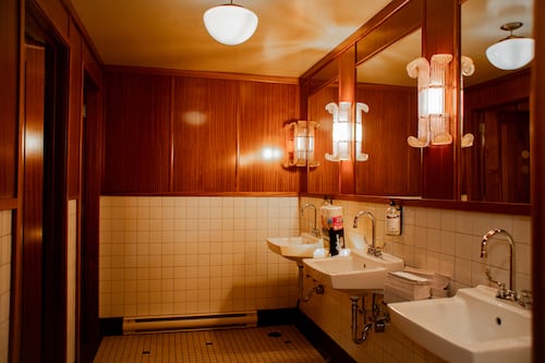Accessibilité: les plus belles toilettes de Montréal passent-elles le test?