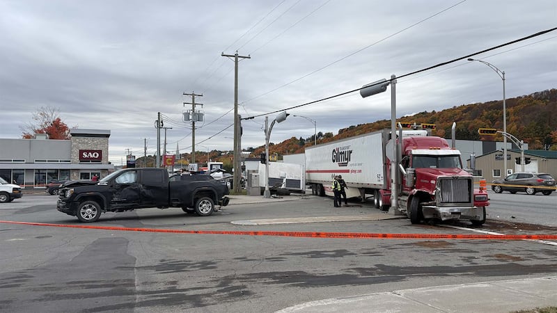 Le conducteur d'un camion lourd a percuté cinq véhicules qui étaient à l'arrêt à un feu rouge, le 7 octobre 2026, sur le boulevard Sainte-Anne à Sainte-Anne-de-Beaupré.