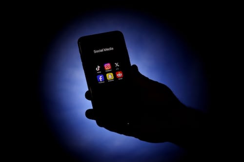 «Même si tu dis non, ils t’envoient des nudes»: 9 adolescentes sur 10 sont touchées par la violence sexuelle en ligne