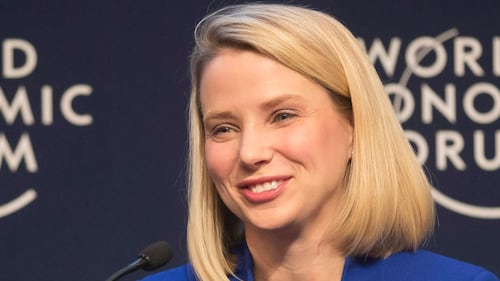 L’ex-cheffe de la direction de Yahoo se défend d’avoir utilisé l’IA pour un travail scolaire de sa fille