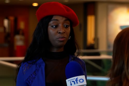 Attaque à la hache, insultes racistes: elle poursuit son voisin pour 700 000 $