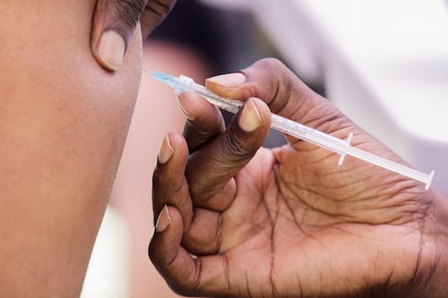 Saison de la grippe précoce: Québec presse la population à risque de se faire vacciner