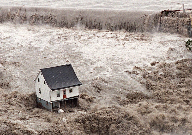 (Archive) Entre le 19 et le 21 juillet 1996, le Saguenay a été frappé par un déluge. La maison blanche, qui avait résisté aux flots, est devenue le symbole de ce tragique événement.