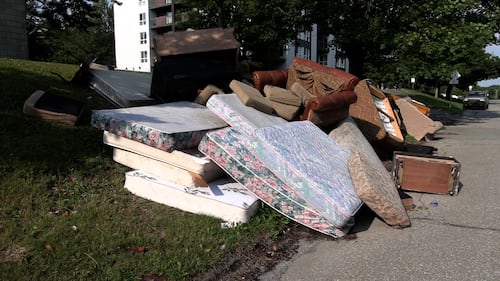 «C’est une dompe»: une montagne de déchets dérange dans un quartier résidentiel