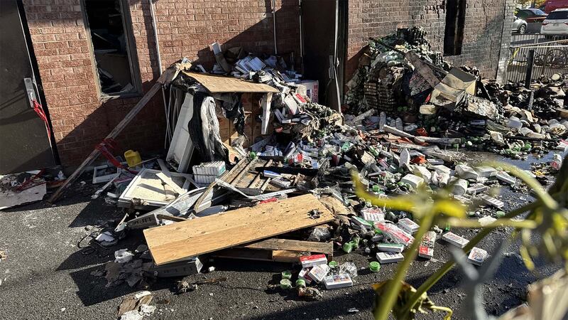 Noovo Info a obtenu un accès privilégié à l'arrière de l’immeuble de 36 logements incendié lundi dans le quartier Saint-Michel, à Montréal. À l’extérieur, sur une palette, se trouvait une importante quantité de produits chimiques.