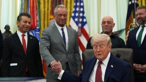 Trump signe un décret visant à accélérer l'examen des psychédéliques