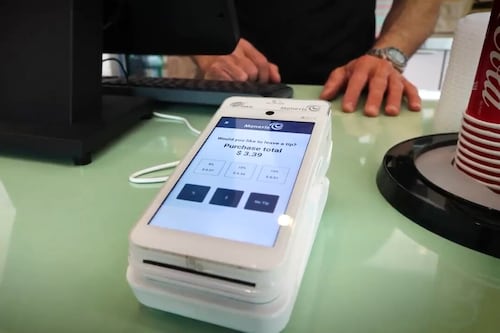 Ajustement du calcul des pourboires: des serveurs inquiets de perdre des revenus