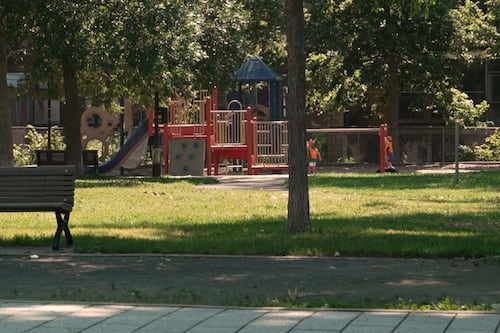 EXCLUSIF | Une fillette trouve une seringue souillée dans un parc lors d’une sortie avec son CPE