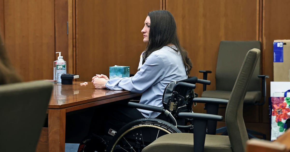 Photo: noovo.info Lindsay Clancy est assise à la table de la défense tandis que Kevin Reddington demande au jury de la déclarer non coupable