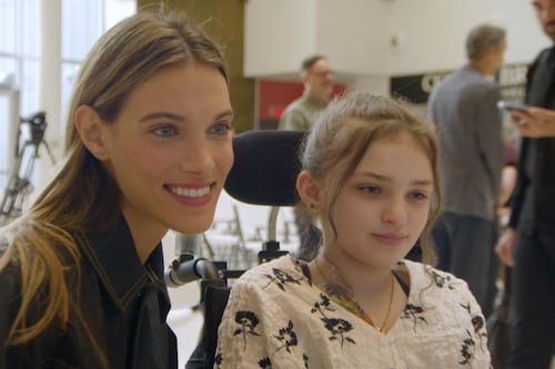 «On va faire de la musique ensemble»: Charlotte Cardin devient la marraine du programme de musicothérapie du Children