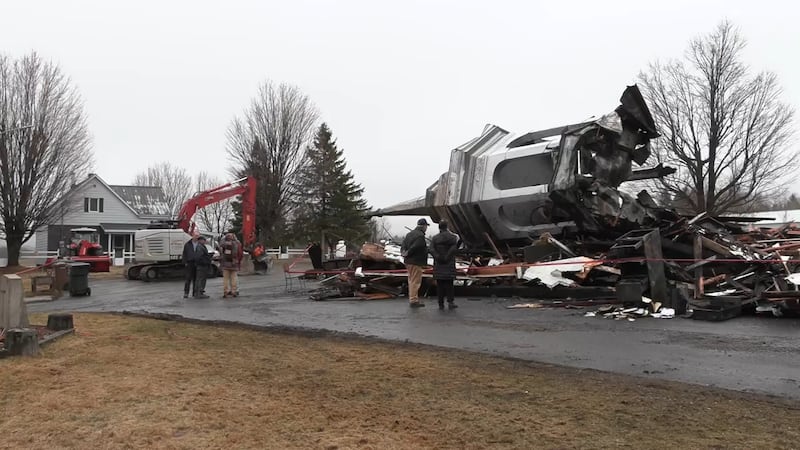 Un feu a complètement détruit l'église du village de Saint-Romain en Estrie. Des images des décombres de l'église le lendemain du feu, mardi 14 avril 2026.