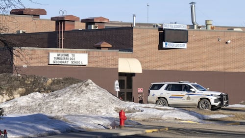 Un suspect américain accusé de complot dans la fusillade de masse de Tumbler Ridge