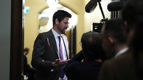 L'interdiction des réseaux sociaux est conforme à la Charte, assure le gouvernement