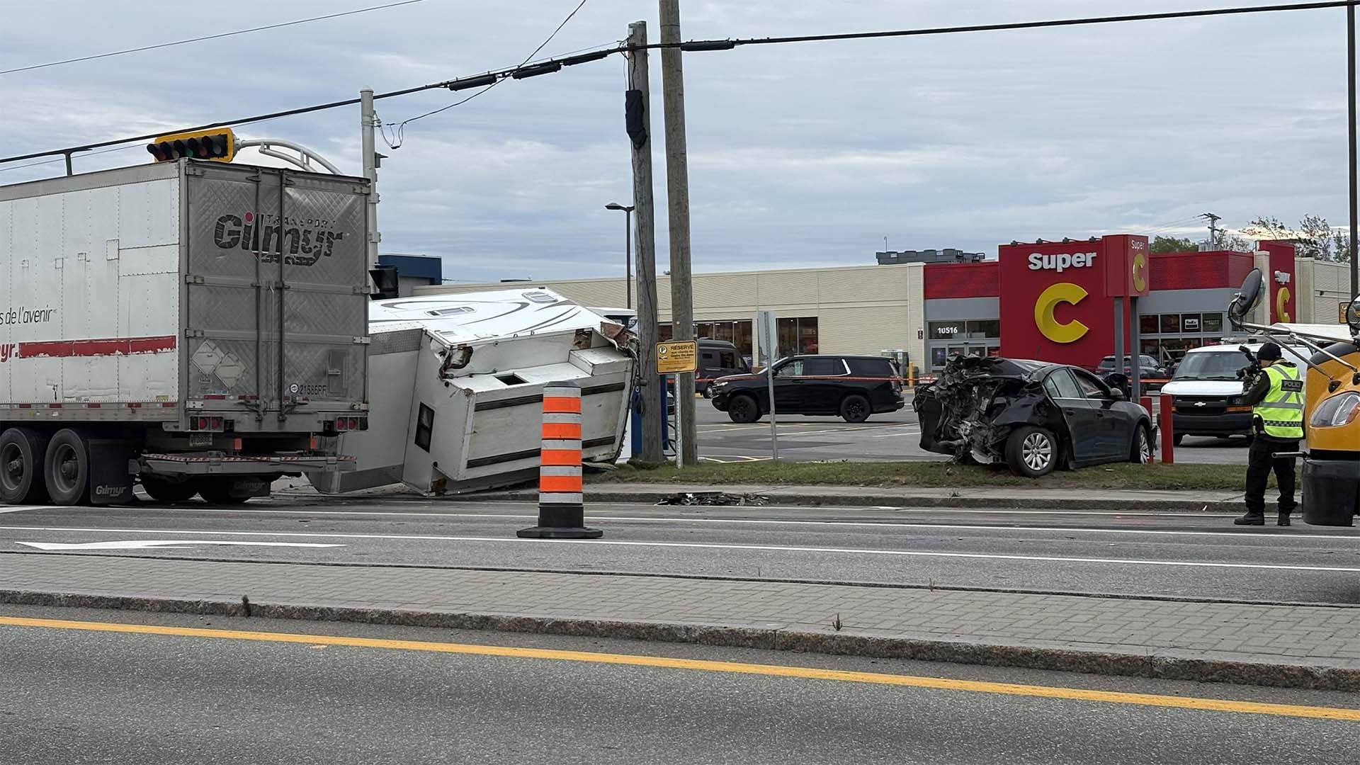 Le conducteur d'un camion lourd a percuté cinq véhicules qui étaient à l'arrêt à un feu rouge, le 7 octobre 2026, sur le boulevard Sainte-Anne à Sainte-Anne-de-Beaupré.